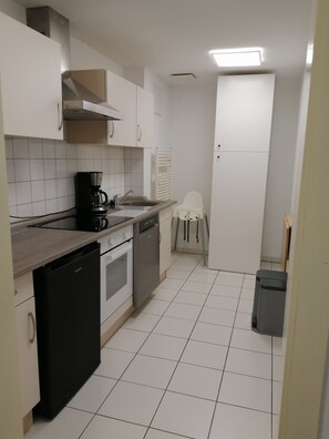 Jääkaappi, uuni, liesi, astianpesukone