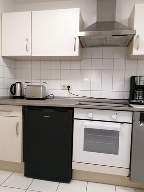 Fridge, oven, stovetop, dishwasher