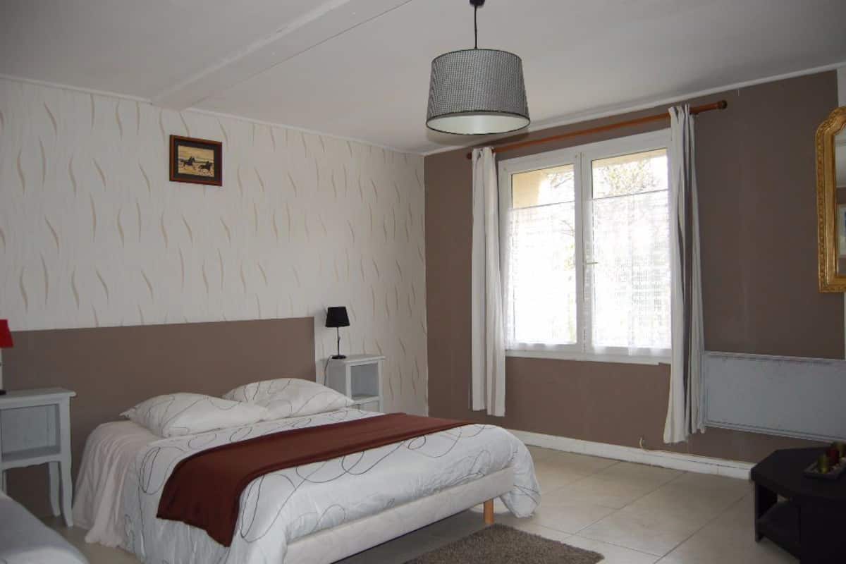Habitación doble | Decoración personalizada, muebles diferentes y cortinas blackout