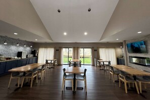 Lobby - AmericInn by Wyndham Fort Atkinson (Fort Atkinson)