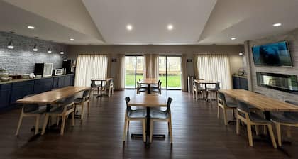 AmericInn by Wyndham Fort Atkinson