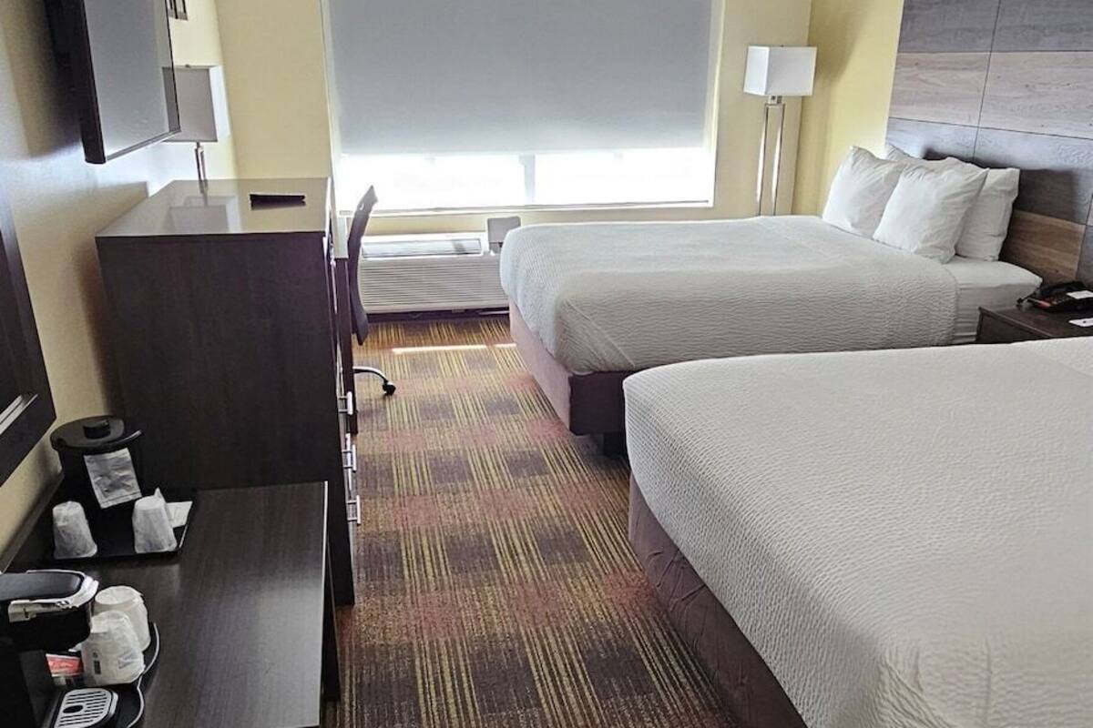 1 bedroom, desk, laptop workspace, blackout drapes