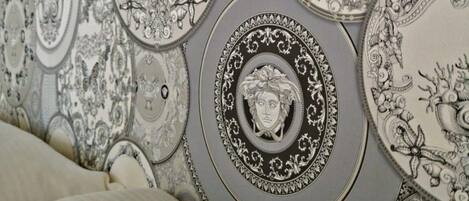 Una pared con papel tapiz estampado que presenta diseños circulares con motivos florales y ornamentales.