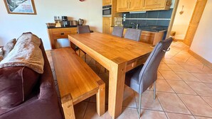 Una cucina accogliente con mobili in legno, un tavolo da pranzo con sedie e una panca.