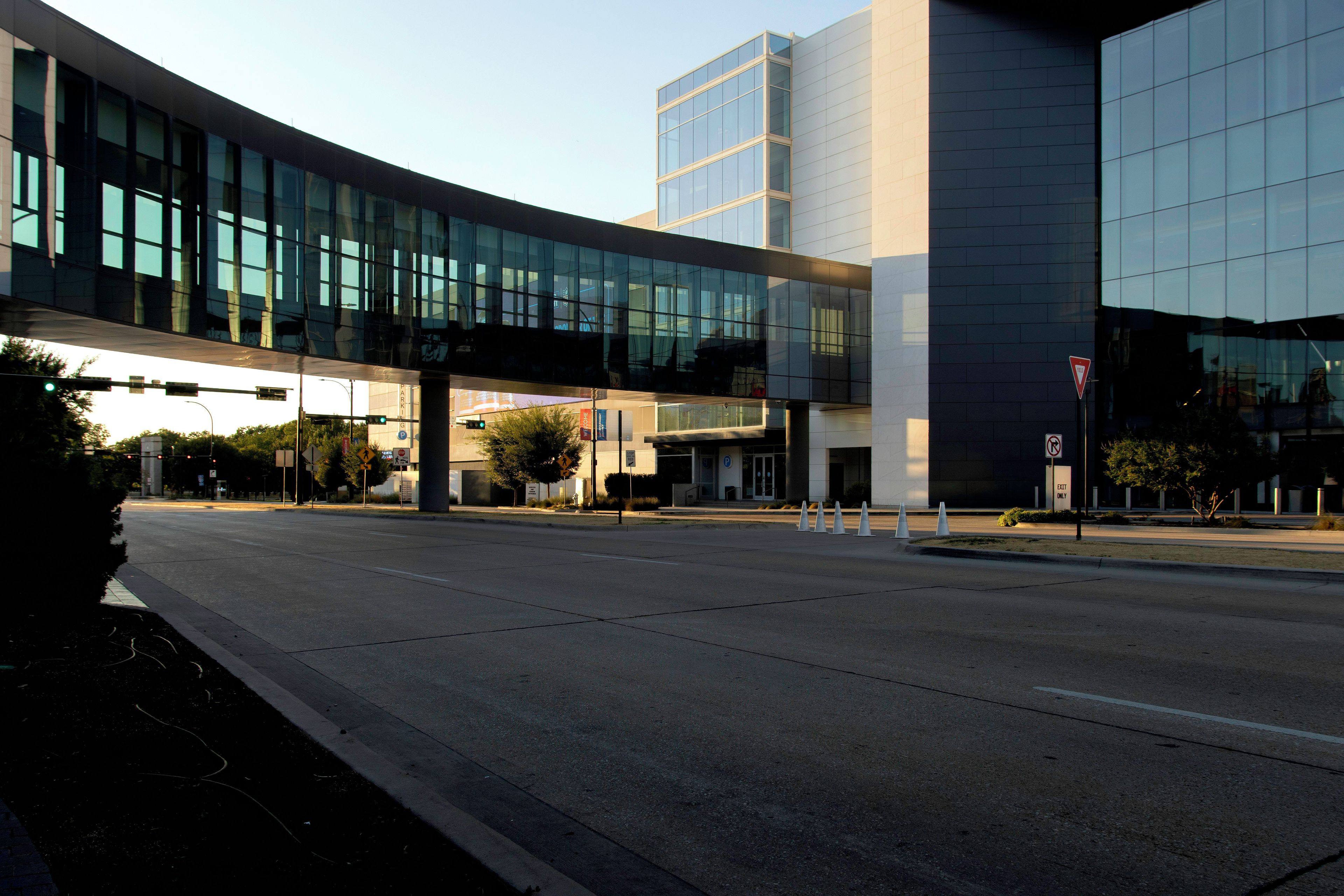 Un edificio moderno con amplios ventanales y techo plano.