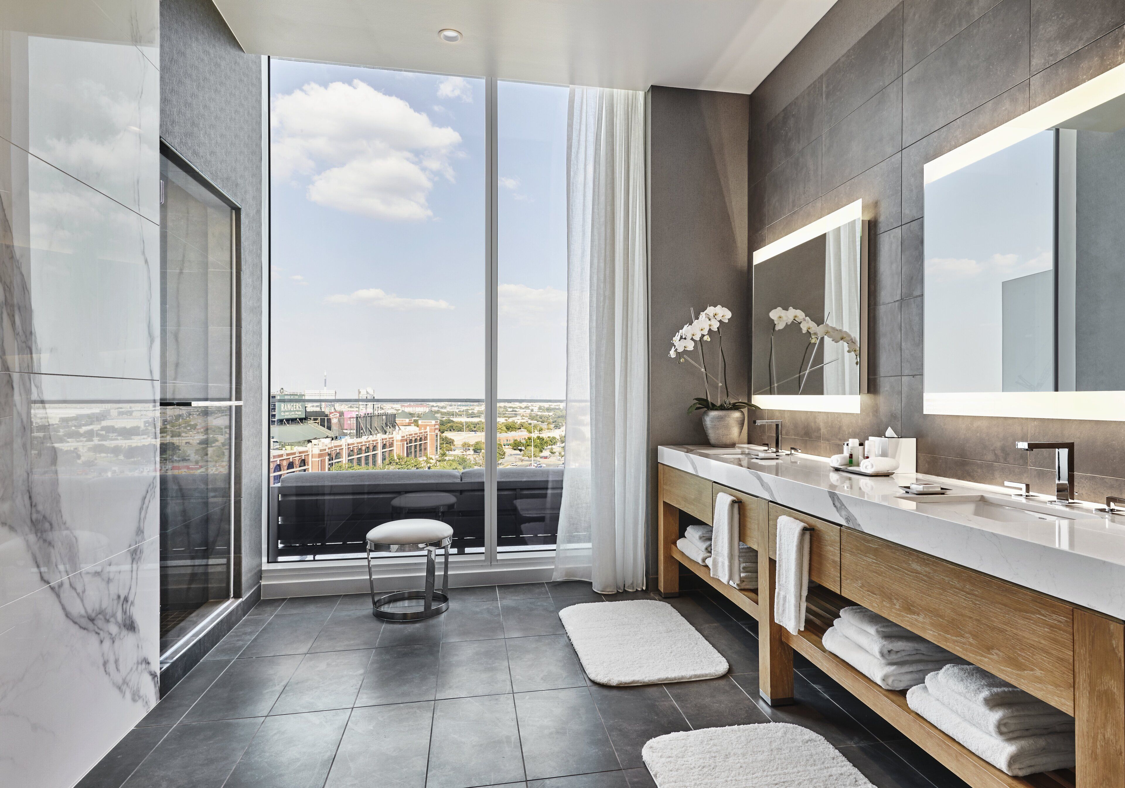 suite (the commissioner suite) | bathroom | free toiletries, hair dryer, bathrobes, towels