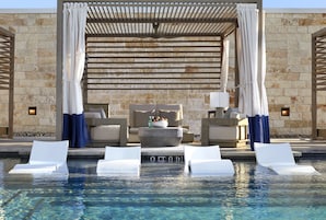 Una piscina al aire libre de temporada, sillones reclinables de piscina