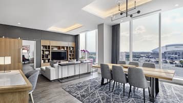 Phòng Suite (Champions) | Bộ đồ giường cao cấp, minibar, két bảo mật tại phòng, bàn
