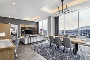 Suite (Champions) | Seprai premium, minibar, brankas, dan meja kerja