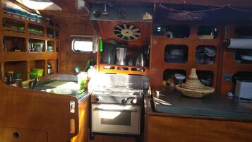 Coffee/tea maker, cookware/dishes/utensils