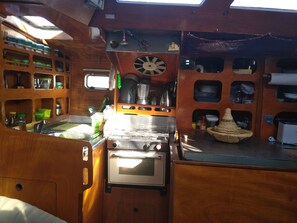 Coffee/tea maker, cookware/dishes/utensils