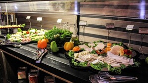Un bufé con diversos alimentos y salsas.