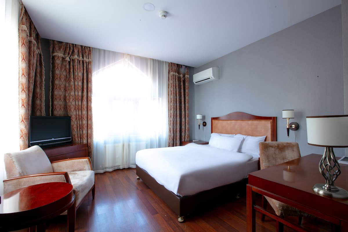 Standard Room | 1 bedroom, premium bedding, minibar, in-room safe
