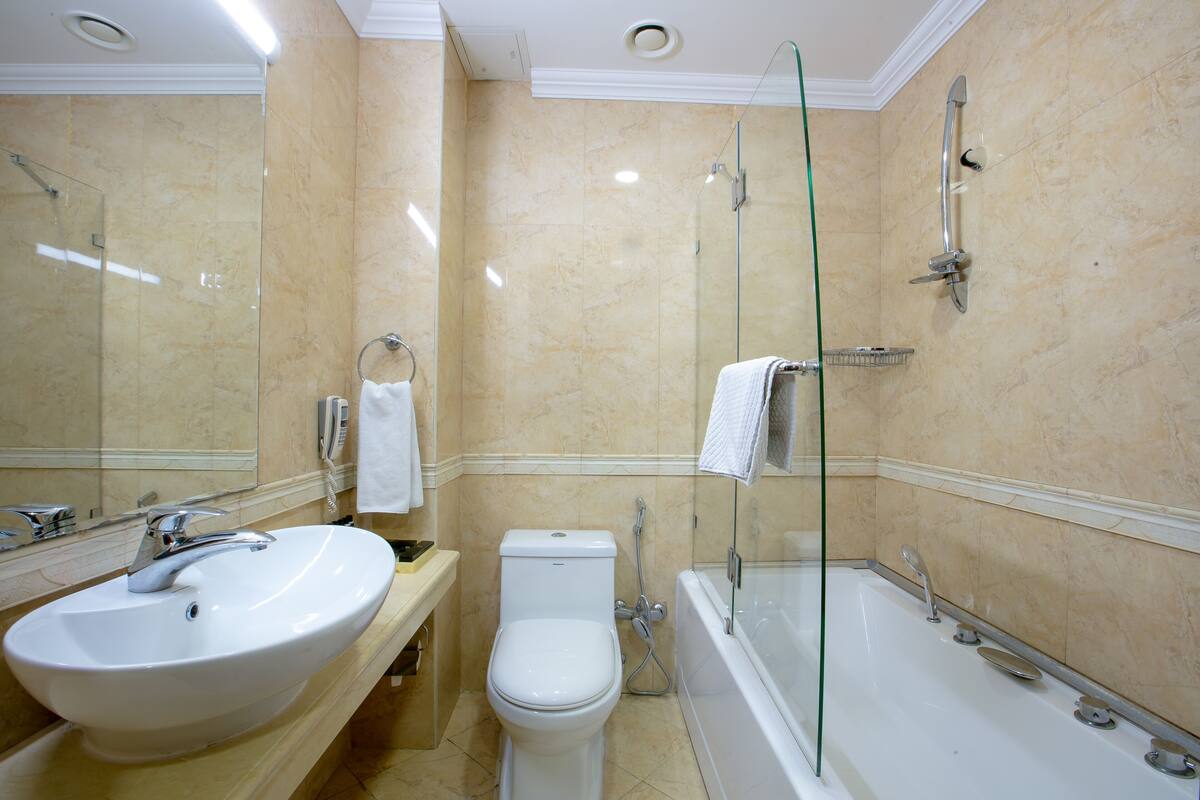 standard room | bathroom | combined shower/bathtub, hydromassage showerhead, hair dryer, bathrobes