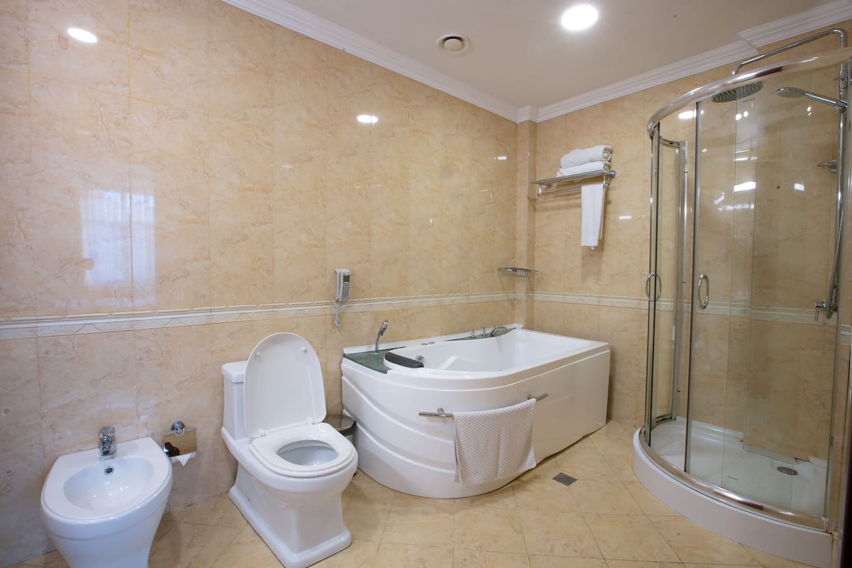 corner suite  | bathroom | combined shower/bathtub, hydromassage showerhead, hair dryer, bathrobes