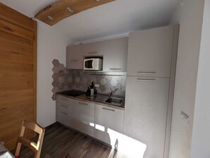 Fridge, microwave, dishwasher, coffee/tea maker