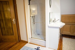 Gratis toiletartikelen, een haardroger, handdoeken