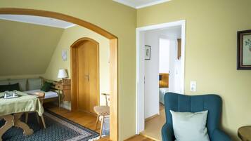 Apartamento, vistas a la colina | Ropa de cama de alta calidad, cortinas opacas, sistema de insonorización