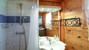 Shower, hair dryer, towels, soap - CHALET IN THE HEART OF THE ALPILLES (Plan-d'Orgon)