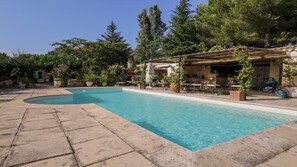 Pool - CHALET IN THE HEART OF THE ALPILLES (Plan-d'Orgon)