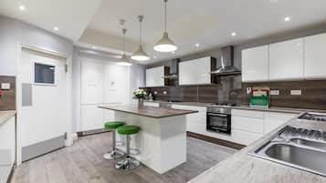 Family Room | Shared kitchen | Fridge, microwave, electric kettle