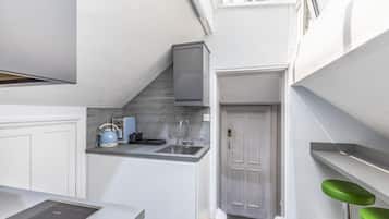 Deluxe Studio | Private kitchen | Shared fridge, microwave, electric kettle