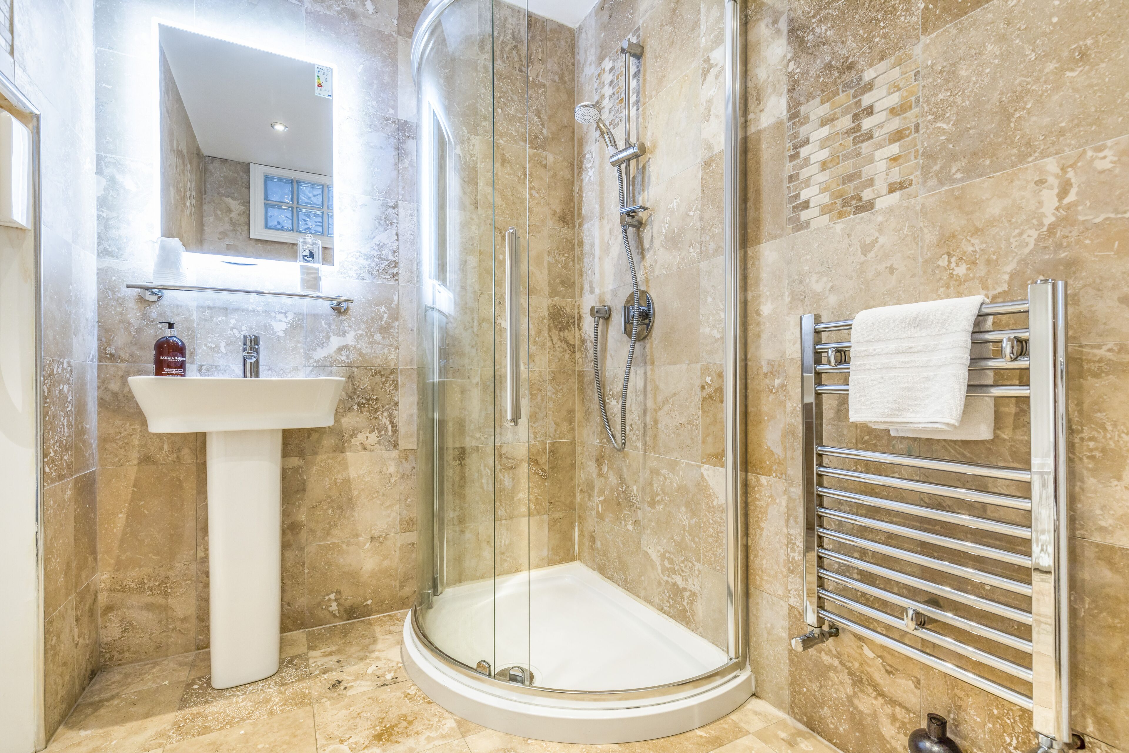 Deluxe Studio | Bathroom | Shower, towels