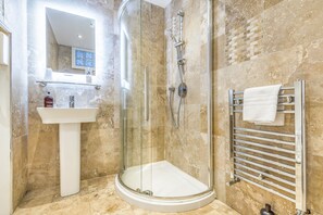 Deluxe Studio | Bathroom | Shower, towels - Ashbys (Portsmouth)