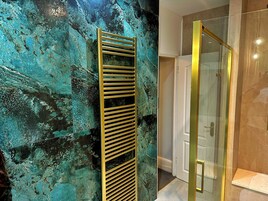 Superior Double or Twin Room | Bathroom | Shower, towels