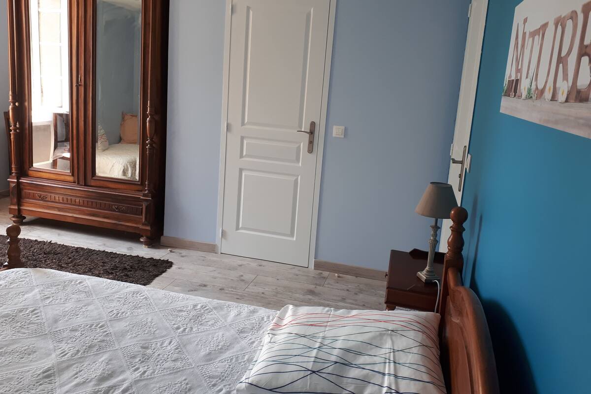 Triple Room, Multiple Beds, Non Smoking | Bathroom | Shower, free toiletries, hair dryer