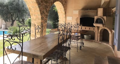 Villa provençale calme avec piscine chauffĂ©e â 6 ch