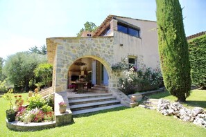 Property grounds - Quiet Provencal villa with heated pool - 6 bdrms (Le Rouret)