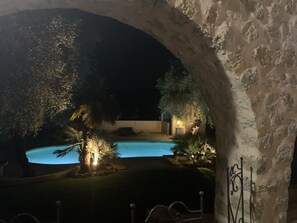 Una piscina al aire libre, una piscina climatizada