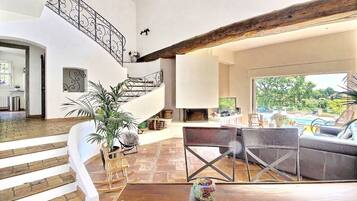 TV connectée, cheminée, table de tennis de table, espaces bureaux