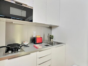 Kühlschrank, Mikrowelle, Wasserkocher mit Kaffee-/Teezubehör, Toaster