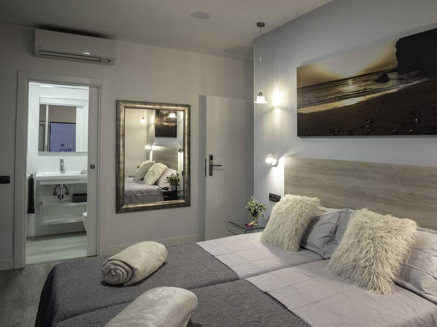 Tweepersoonskamer, terras | Luxe beddengoed, bedden met traagschuimmatrassen, een kluis op de kamer