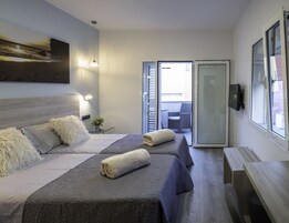 Herbergi með tvíbreiðu rúmi - verönd | Rúmföt af bestu gerð, rúm með memory foam dýnum, öryggishólf í herbergi