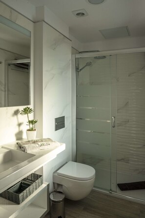 Kamar Double, balkon | Kamar mandi | Shower, sandal,  dan handuk