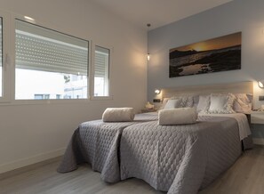 Tweepersoonskamer, balkon | Luxe beddengoed, bedden met traagschuimmatrassen, een kluis op de kamer