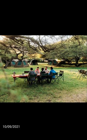Outdoor dining - Kasi Tembo Rest House a home of adventures (Karatu)