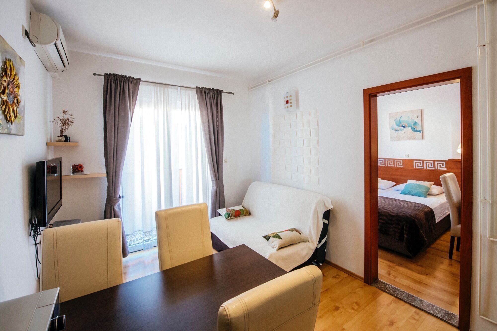 1 غرفة نوم وخزنة داخل الغرفة وواي فاي وملاءات أسرّة