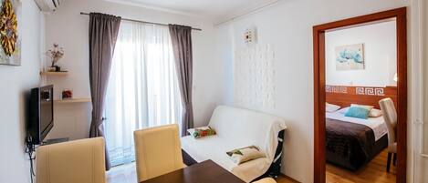 1 غرفة نوم وخزنة داخل الغرفة وواي فاي وملاءات أسرّة