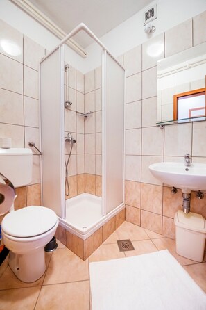 Sèche-cheveux, serviettes fournies