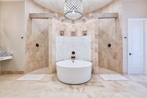 Ensemble douche/baignoire, sèche-cheveux, serviettes fournies, savon