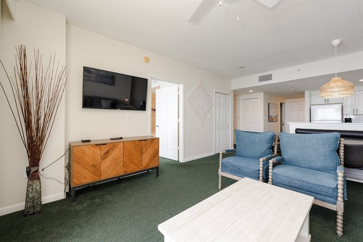 Condo (Unit 2024) | Living area | Flat-screen TV