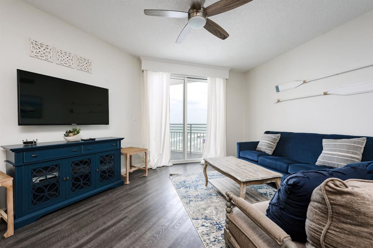 Condo (Unit 2320) | Sala de estar | TV de tela plana