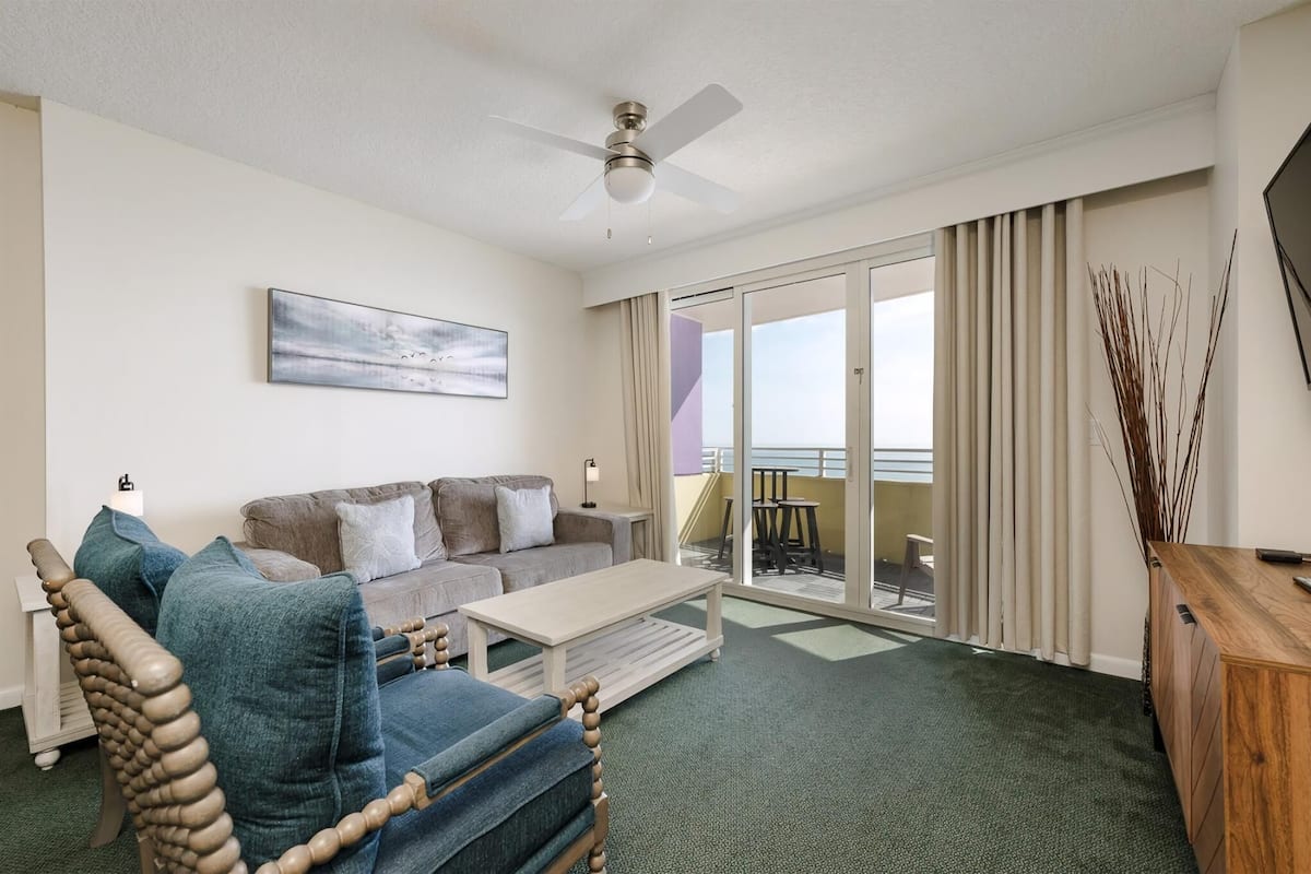 Condo (Unit 2024) | Sala de estar | TV de tela plana