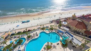 Un complexe hôtelier en bord de mer doté d’une grande piscine, d’une plage et accueillant de nombreux vacanciers.