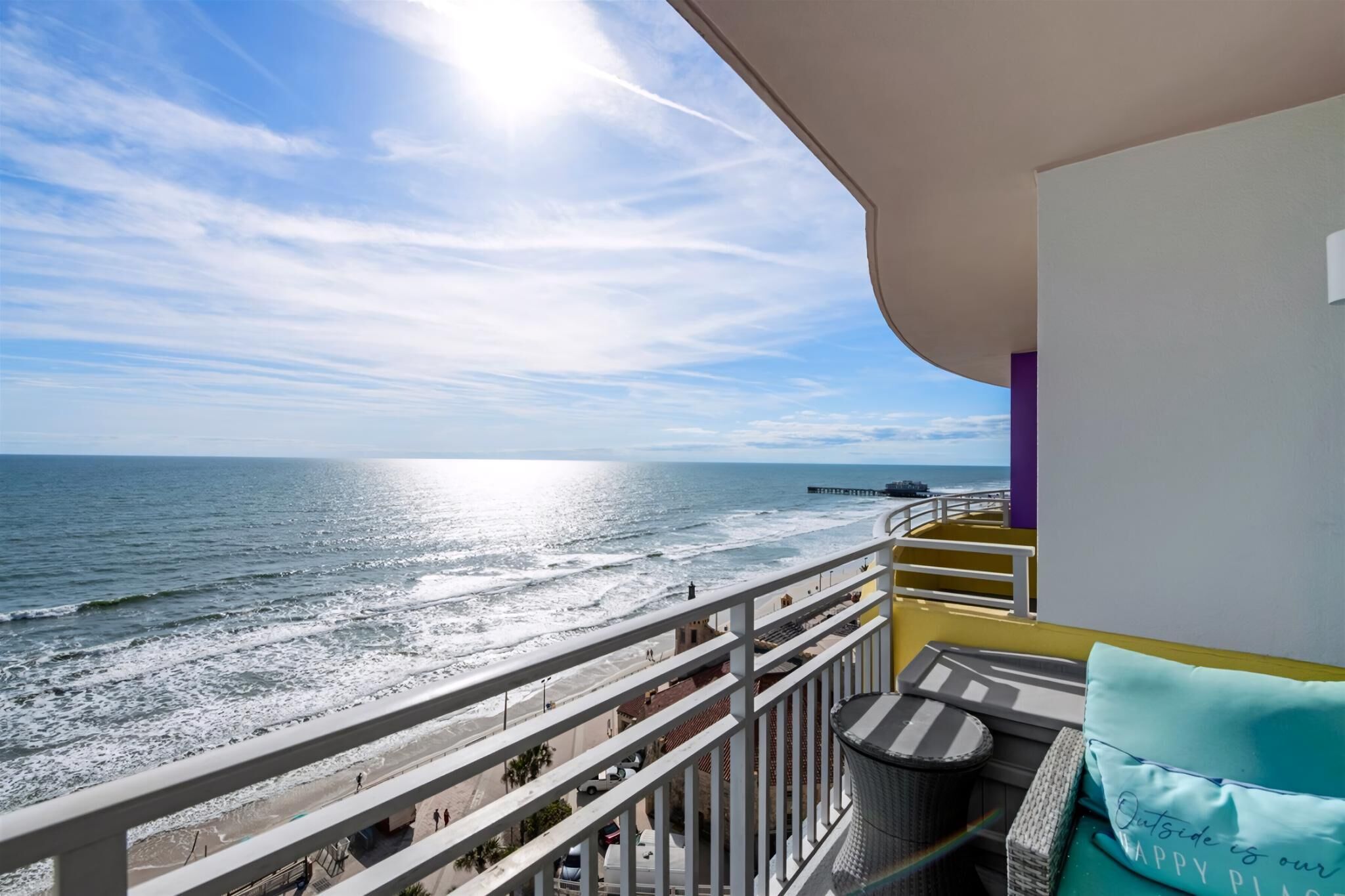 Un balcon avec vue sur la plage et l’océan.