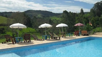 Piscine extérieure, chaises longues